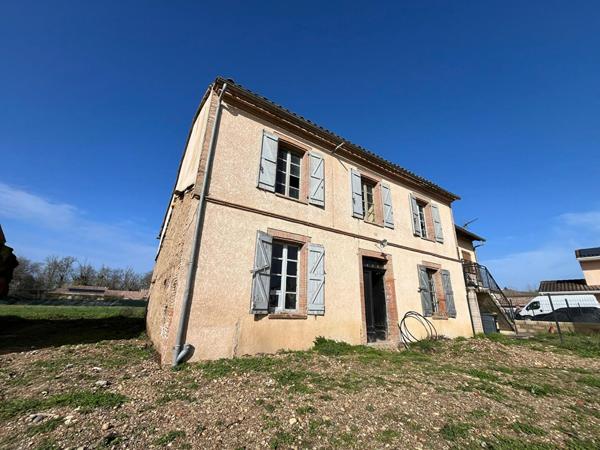 Ancienne bâtisse avec jardin située au centre de Bessières !