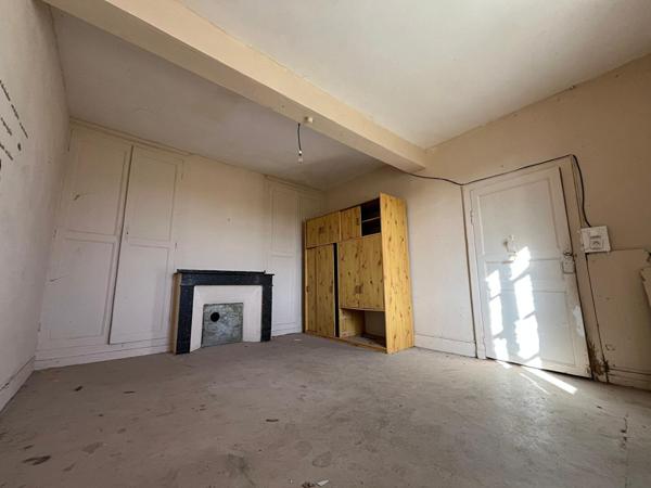 Ancienne bâtisse avec jardin située au centre de Bessières !