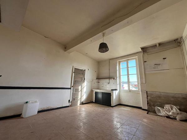 Ancienne bâtisse avec jardin située au centre de Bessières !