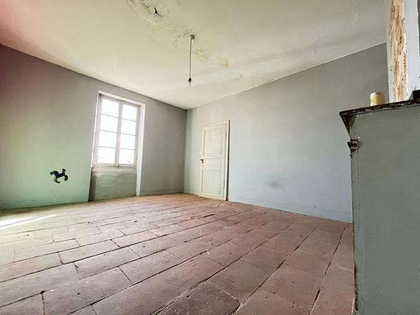 Ancienne bâtisse avec jardin située au centre de Bessières !