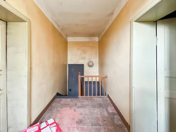 Ancienne bâtisse avec jardin située au centre de Bessières !