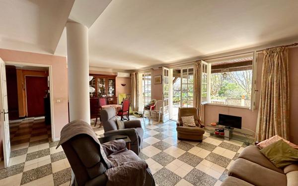 Appartement à vendre    8 pièces • 187 m2 Sète