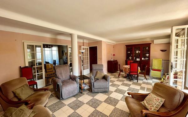 Appartement à vendre    8 pièces • 187 m2 Sète