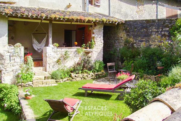 Maison au charme pittoresque et son jardin bucolique