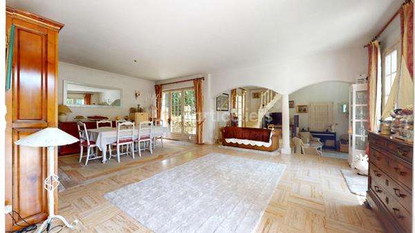 Vente
                Maison204 m² - 8 Pièces -
                    GIF SUR YVETTE (91190)