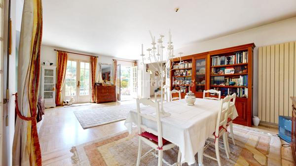 Vente
                Maison204 m² - 8 Pièces -
                    GIF SUR YVETTE (91190)