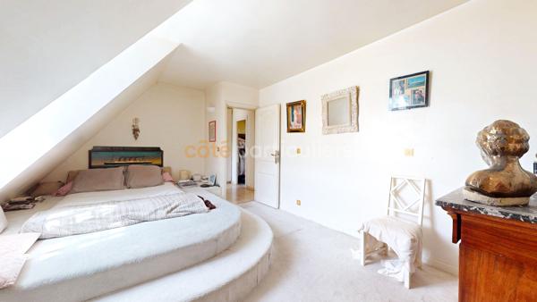 Vente
                Maison204 m² - 8 Pièces -
                    GIF SUR YVETTE (91190)