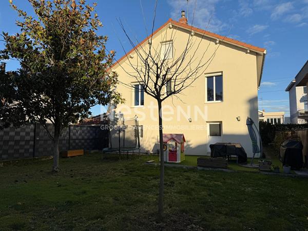 Maison indépendante de 1930 Rénovée avec garage 4 chambres - 69500 BRON