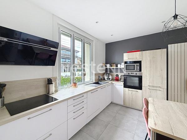 Maison indépendante de 1930 Rénovée avec garage 4 chambres - 69500 BRON