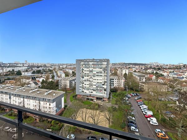 ROSNY SOUS BOIS (RER E à 4 minutes et Métro Ligne 11 à 11 minutes)