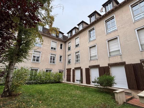 Location                                                      Appartement
                        
                     5 pièces                      113 m2                     à Chartres