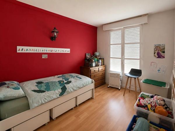 Location                                                      Appartement
                        
                     5 pièces                      113 m2                     à Chartres