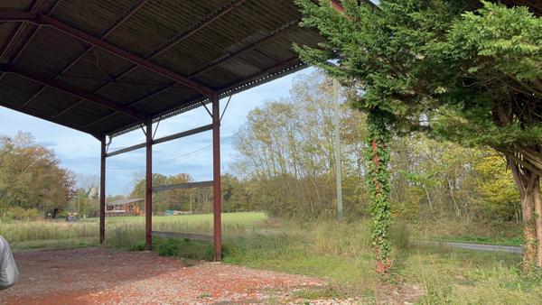 Idéal élevage de volailles ou chevaux : vend maisonnette et 3 grands tunnels d'élevage plus volière