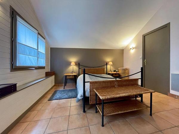 Ensemble de bâtisses en pierre:  VENTE A TERME LIBRE