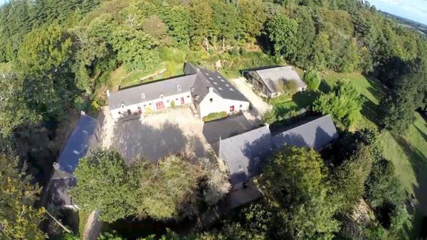 Ensemble de bâtisses en pierre:  VENTE A TERME LIBRE