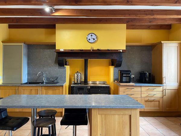 Ensemble de bâtisses en pierre:  VENTE A TERME LIBRE