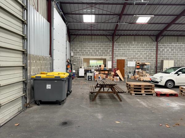 À VENDRE – MURS D’ENTREPÔT AVEC BUREAUX – 950 m² – SECTEUR PAU EST