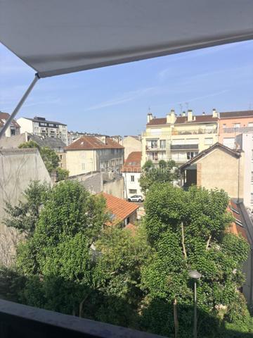 A deux pas du centre-ville, venez découvrir ce T1 bis de 30,56 m², situé à l'avant-dernier étage d'une résidence avec ascenseur ,  ravalée en 2022 

L'appartement se compose d'une entrée, d'une cuisine indépendante, d'une salle de bains avec WC et d'une agréable pièce de vie offrant une vue dégagée.

Libre de toute occupation, ce bien constitue une excellente opportunité pour un investissement locatif ou un premier achat. Quelques travaux d'embellissement permettront de le mettre à votre goût et de révéler tout son potentiel.

Les + du bien :

Avant-dernier étage
Résidence avec ascenseur
Façade ravalée
Vue dégagée
Exposition Est Ouest
Chauffage collectif avec consommation individualisée
Stationnement gratuit autour de la résidence
Rue à sens unique, calme
Proche des commerces, des transports et de toutes les commodités
Appartement libre de toute occupation

Surface : 30,56 m²
DPE : E
Charges de copropriété : 110 €/mois
Prix : 75 000 € Honoraires d'Agence Inclus

Une belle opportunité à saisir pour habiter ou investir dans un secteur recherché de Pau.

Pour plus d'informations ou pour organiser une visite, contactez moi.