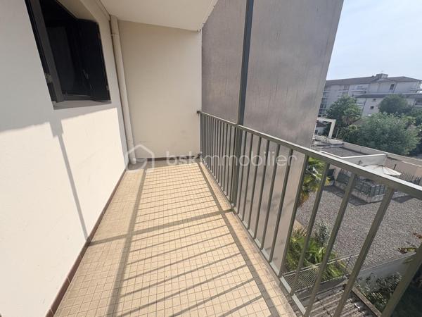 A deux pas du centre-ville, venez découvrir ce T1 bis de 30,56 m², situé à l'avant-dernier étage d'une résidence avec ascenseur ,  ravalée en 2022 

L'appartement se compose d'une entrée, d'une cuisine indépendante, d'une salle de bains avec WC et d'une agréable pièce de vie offrant une vue dégagée.

Libre de toute occupation, ce bien constitue une excellente opportunité pour un investissement locatif ou un premier achat. Quelques travaux d'embellissement permettront de le mettre à votre goût et de révéler tout son potentiel.

Les + du bien :

Avant-dernier étage
Résidence avec ascenseur
Façade ravalée
Vue dégagée
Exposition Est Ouest
Chauffage collectif avec consommation individualisée
Stationnement gratuit autour de la résidence
Rue à sens unique, calme
Proche des commerces, des transports et de toutes les commodités
Appartement libre de toute occupation

Surface : 30,56 m²
DPE : E
Charges de copropriété : 110 €/mois
Prix : 75 000 € Honoraires d'Agence Inclus

Une belle opportunité à saisir pour habiter ou investir dans un secteur recherché de Pau.

Pour plus d'informations ou pour organiser une visite, contactez moi.