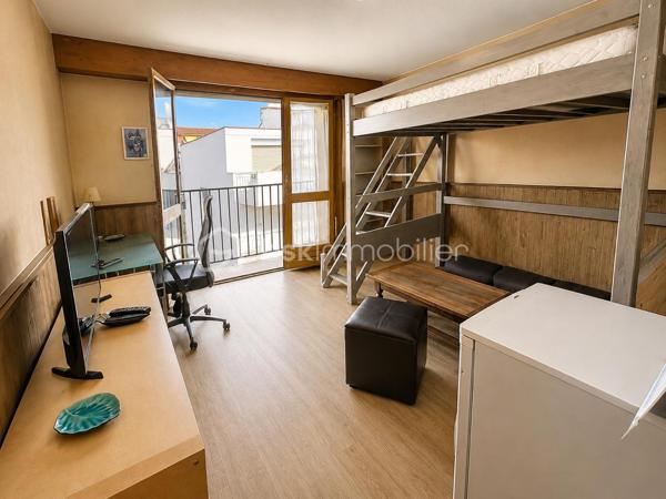 A deux pas du centre-ville, venez découvrir ce T1 bis de 30,56 m², situé à l'avant-dernier étage d'une résidence avec ascenseur ,  ravalée en 2022 

L'appartement se compose d'une entrée, d'une cuisine indépendante, d'une salle de bains avec WC et d'une agréable pièce de vie offrant une vue dégagée.

Libre de toute occupation, ce bien constitue une excellente opportunité pour un investissement locatif ou un premier achat. Quelques travaux d'embellissement permettront de le mettre à votre goût et de révéler tout son potentiel.

Les + du bien :

Avant-dernier étage
Résidence avec ascenseur
Façade ravalée
Vue dégagée
Exposition Est Ouest
Chauffage collectif avec consommation individualisée
Stationnement gratuit autour de la résidence
Rue à sens unique, calme
Proche des commerces, des transports et de toutes les commodités
Appartement libre de toute occupation

Surface : 30,56 m²
DPE : E
Charges de copropriété : 110 €/mois
Prix : 75 000 € Honoraires d'Agence Inclus

Une belle opportunité à saisir pour habiter ou investir dans un secteur recherché de Pau.

Pour plus d'informations ou pour organiser une visite, contactez moi.