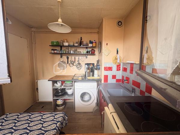 A deux pas du centre-ville, venez découvrir ce T1 bis de 30,56 m², situé à l'avant-dernier étage d'une résidence avec ascenseur ,  ravalée en 2022 

L'appartement se compose d'une entrée, d'une cuisine indépendante, d'une salle de bains avec WC et d'une agréable pièce de vie offrant une vue dégagée.

Libre de toute occupation, ce bien constitue une excellente opportunité pour un investissement locatif ou un premier achat. Quelques travaux d'embellissement permettront de le mettre à votre goût et de révéler tout son potentiel.

Les + du bien :

Avant-dernier étage
Résidence avec ascenseur
Façade ravalée
Vue dégagée
Exposition Est Ouest
Chauffage collectif avec consommation individualisée
Stationnement gratuit autour de la résidence
Rue à sens unique, calme
Proche des commerces, des transports et de toutes les commodités
Appartement libre de toute occupation

Surface : 30,56 m²
DPE : E
Charges de copropriété : 110 €/mois
Prix : 75 000 € Honoraires d'Agence Inclus

Une belle opportunité à saisir pour habiter ou investir dans un secteur recherché de Pau.

Pour plus d'informations ou pour organiser une visite, contactez moi.