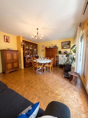 Situé au 1er étage d'une résidence sécurisée avec ascenseur, ce bel appartement de type T4 de 87 m² vous séduira par ses beaux volumes, sa luminosité et son agencement parfaitement pensé pour une vie de famille confortable.

Dès l'entrée, un hall avec placard intégré offre un espace d'accueil fonctionnel. La pièce de vie, baignée de lumière naturelle, s'ouvre sur un agréable balcon filant, véritable prolongement de l'espace de vie où vous pourrez profiter des beaux jours en toute tranquillité.

La cuisine aménagée et équipée est complétée par une loggia, idéale pour le rangement et l'organisation du quotidien.

L'espace nuit se compose de trois chambres, offrant à chacun son intimité. 
Une salle d'eau, un WC indépendant ainsi qu'un débarras viennent compléter ce bien et apportent un confort appréciable au quotidien.

Le montant des charges s'élève à 460 euros par trimestre. 
Chauffage au gaz individuel.
 Un garage est disponible en plus du prix de vente .

A visiter sans tarder !!