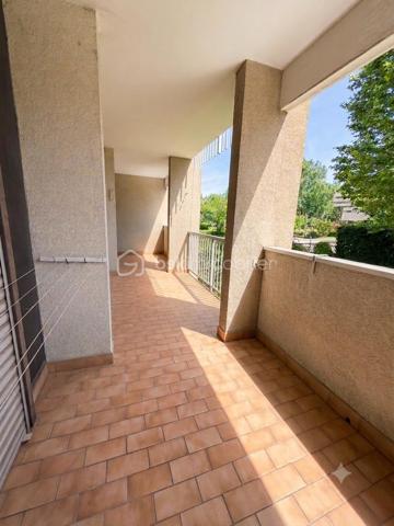 Situé au 1er étage d'une résidence sécurisée avec ascenseur, ce bel appartement de type T4 de 87 m² vous séduira par ses beaux volumes, sa luminosité et son agencement parfaitement pensé pour une vie de famille confortable.

Dès l'entrée, un hall avec placard intégré offre un espace d'accueil fonctionnel. La pièce de vie, baignée de lumière naturelle, s'ouvre sur un agréable balcon filant, véritable prolongement de l'espace de vie où vous pourrez profiter des beaux jours en toute tranquillité.

La cuisine aménagée et équipée est complétée par une loggia, idéale pour le rangement et l'organisation du quotidien.

L'espace nuit se compose de trois chambres, offrant à chacun son intimité. 
Une salle d'eau, un WC indépendant ainsi qu'un débarras viennent compléter ce bien et apportent un confort appréciable au quotidien.

Le montant des charges s'élève à 460 euros par trimestre. 
Chauffage au gaz individuel.
 Un garage est disponible en plus du prix de vente .

A visiter sans tarder !!