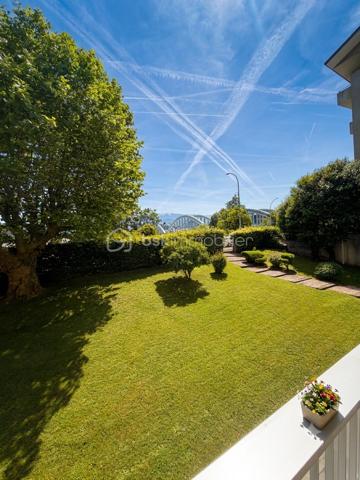 Situé au 1er étage d'une résidence sécurisée avec ascenseur, ce bel appartement de type T4 de 87 m² vous séduira par ses beaux volumes, sa luminosité et son agencement parfaitement pensé pour une vie de famille confortable.

Dès l'entrée, un hall avec placard intégré offre un espace d'accueil fonctionnel. La pièce de vie, baignée de lumière naturelle, s'ouvre sur un agréable balcon filant, véritable prolongement de l'espace de vie où vous pourrez profiter des beaux jours en toute tranquillité.

La cuisine aménagée et équipée est complétée par une loggia, idéale pour le rangement et l'organisation du quotidien.

L'espace nuit se compose de trois chambres, offrant à chacun son intimité. 
Une salle d'eau, un WC indépendant ainsi qu'un débarras viennent compléter ce bien et apportent un confort appréciable au quotidien.

Le montant des charges s'élève à 460 euros par trimestre. 
Chauffage au gaz individuel.
 Un garage est disponible en plus du prix de vente .

A visiter sans tarder !!