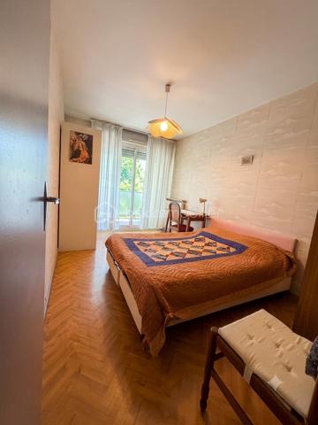 Situé au 1er étage d'une résidence sécurisée avec ascenseur, ce bel appartement de type T4 de 87 m² vous séduira par ses beaux volumes, sa luminosité et son agencement parfaitement pensé pour une vie de famille confortable.

Dès l'entrée, un hall avec placard intégré offre un espace d'accueil fonctionnel. La pièce de vie, baignée de lumière naturelle, s'ouvre sur un agréable balcon filant, véritable prolongement de l'espace de vie où vous pourrez profiter des beaux jours en toute tranquillité.

La cuisine aménagée et équipée est complétée par une loggia, idéale pour le rangement et l'organisation du quotidien.

L'espace nuit se compose de trois chambres, offrant à chacun son intimité. 
Une salle d'eau, un WC indépendant ainsi qu'un débarras viennent compléter ce bien et apportent un confort appréciable au quotidien.

Le montant des charges s'élève à 460 euros par trimestre. 
Chauffage au gaz individuel.
 Un garage est disponible en plus du prix de vente .

A visiter sans tarder !!