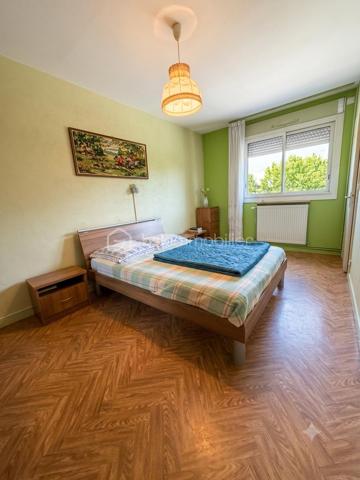 Situé au 1er étage d'une résidence sécurisée avec ascenseur, ce bel appartement de type T4 de 87 m² vous séduira par ses beaux volumes, sa luminosité et son agencement parfaitement pensé pour une vie de famille confortable.

Dès l'entrée, un hall avec placard intégré offre un espace d'accueil fonctionnel. La pièce de vie, baignée de lumière naturelle, s'ouvre sur un agréable balcon filant, véritable prolongement de l'espace de vie où vous pourrez profiter des beaux jours en toute tranquillité.

La cuisine aménagée et équipée est complétée par une loggia, idéale pour le rangement et l'organisation du quotidien.

L'espace nuit se compose de trois chambres, offrant à chacun son intimité. 
Une salle d'eau, un WC indépendant ainsi qu'un débarras viennent compléter ce bien et apportent un confort appréciable au quotidien.

Le montant des charges s'élève à 460 euros par trimestre. 
Chauffage au gaz individuel.
 Un garage est disponible en plus du prix de vente .

A visiter sans tarder !!