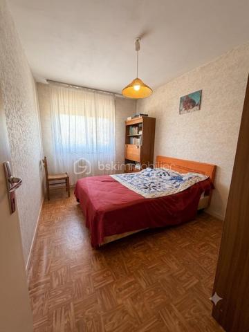 Situé au 1er étage d'une résidence sécurisée avec ascenseur, ce bel appartement de type T4 de 87 m² vous séduira par ses beaux volumes, sa luminosité et son agencement parfaitement pensé pour une vie de famille confortable.

Dès l'entrée, un hall avec placard intégré offre un espace d'accueil fonctionnel. La pièce de vie, baignée de lumière naturelle, s'ouvre sur un agréable balcon filant, véritable prolongement de l'espace de vie où vous pourrez profiter des beaux jours en toute tranquillité.

La cuisine aménagée et équipée est complétée par une loggia, idéale pour le rangement et l'organisation du quotidien.

L'espace nuit se compose de trois chambres, offrant à chacun son intimité. 
Une salle d'eau, un WC indépendant ainsi qu'un débarras viennent compléter ce bien et apportent un confort appréciable au quotidien.

Le montant des charges s'élève à 460 euros par trimestre. 
Chauffage au gaz individuel.
 Un garage est disponible en plus du prix de vente .

A visiter sans tarder !!