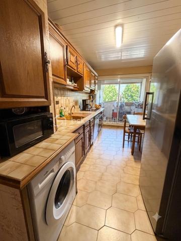 Situé au 1er étage d'une résidence sécurisée avec ascenseur, ce bel appartement de type T4 de 87 m² vous séduira par ses beaux volumes, sa luminosité et son agencement parfaitement pensé pour une vie de famille confortable.

Dès l'entrée, un hall avec placard intégré offre un espace d'accueil fonctionnel. La pièce de vie, baignée de lumière naturelle, s'ouvre sur un agréable balcon filant, véritable prolongement de l'espace de vie où vous pourrez profiter des beaux jours en toute tranquillité.

La cuisine aménagée et équipée est complétée par une loggia, idéale pour le rangement et l'organisation du quotidien.

L'espace nuit se compose de trois chambres, offrant à chacun son intimité. 
Une salle d'eau, un WC indépendant ainsi qu'un débarras viennent compléter ce bien et apportent un confort appréciable au quotidien.

Le montant des charges s'élève à 460 euros par trimestre. 
Chauffage au gaz individuel.
 Un garage est disponible en plus du prix de vente .

A visiter sans tarder !!