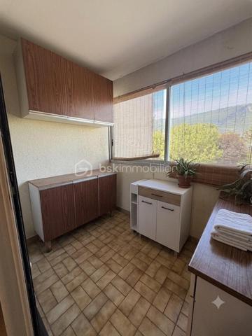 Situé au 1er étage d'une résidence sécurisée avec ascenseur, ce bel appartement de type T4 de 87 m² vous séduira par ses beaux volumes, sa luminosité et son agencement parfaitement pensé pour une vie de famille confortable.

Dès l'entrée, un hall avec placard intégré offre un espace d'accueil fonctionnel. La pièce de vie, baignée de lumière naturelle, s'ouvre sur un agréable balcon filant, véritable prolongement de l'espace de vie où vous pourrez profiter des beaux jours en toute tranquillité.

La cuisine aménagée et équipée est complétée par une loggia, idéale pour le rangement et l'organisation du quotidien.

L'espace nuit se compose de trois chambres, offrant à chacun son intimité. 
Une salle d'eau, un WC indépendant ainsi qu'un débarras viennent compléter ce bien et apportent un confort appréciable au quotidien.

Le montant des charges s'élève à 460 euros par trimestre. 
Chauffage au gaz individuel.
 Un garage est disponible en plus du prix de vente .

A visiter sans tarder !!