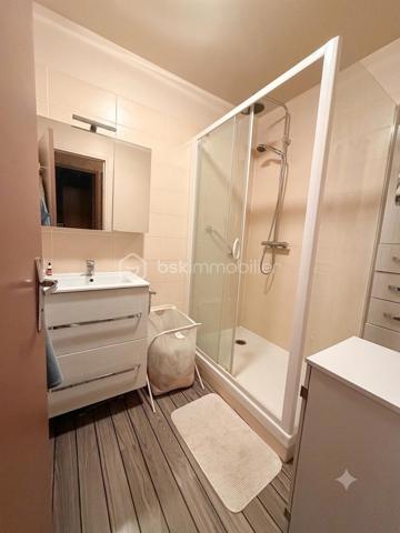 Situé au 1er étage d'une résidence sécurisée avec ascenseur, ce bel appartement de type T4 de 87 m² vous séduira par ses beaux volumes, sa luminosité et son agencement parfaitement pensé pour une vie de famille confortable.

Dès l'entrée, un hall avec placard intégré offre un espace d'accueil fonctionnel. La pièce de vie, baignée de lumière naturelle, s'ouvre sur un agréable balcon filant, véritable prolongement de l'espace de vie où vous pourrez profiter des beaux jours en toute tranquillité.

La cuisine aménagée et équipée est complétée par une loggia, idéale pour le rangement et l'organisation du quotidien.

L'espace nuit se compose de trois chambres, offrant à chacun son intimité. 
Une salle d'eau, un WC indépendant ainsi qu'un débarras viennent compléter ce bien et apportent un confort appréciable au quotidien.

Le montant des charges s'élève à 460 euros par trimestre. 
Chauffage au gaz individuel.
 Un garage est disponible en plus du prix de vente .

A visiter sans tarder !!