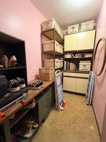 Situé au 1er étage d'une résidence sécurisée avec ascenseur, ce bel appartement de type T4 de 87 m² vous séduira par ses beaux volumes, sa luminosité et son agencement parfaitement pensé pour une vie de famille confortable.

Dès l'entrée, un hall avec placard intégré offre un espace d'accueil fonctionnel. La pièce de vie, baignée de lumière naturelle, s'ouvre sur un agréable balcon filant, véritable prolongement de l'espace de vie où vous pourrez profiter des beaux jours en toute tranquillité.

La cuisine aménagée et équipée est complétée par une loggia, idéale pour le rangement et l'organisation du quotidien.

L'espace nuit se compose de trois chambres, offrant à chacun son intimité. 
Une salle d'eau, un WC indépendant ainsi qu'un débarras viennent compléter ce bien et apportent un confort appréciable au quotidien.

Le montant des charges s'élève à 460 euros par trimestre. 
Chauffage au gaz individuel.
 Un garage est disponible en plus du prix de vente .

A visiter sans tarder !!