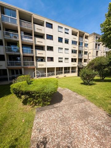 Situé au 1er étage d'une résidence sécurisée avec ascenseur, ce bel appartement de type T4 de 87 m² vous séduira par ses beaux volumes, sa luminosité et son agencement parfaitement pensé pour une vie de famille confortable.

Dès l'entrée, un hall avec placard intégré offre un espace d'accueil fonctionnel. La pièce de vie, baignée de lumière naturelle, s'ouvre sur un agréable balcon filant, véritable prolongement de l'espace de vie où vous pourrez profiter des beaux jours en toute tranquillité.

La cuisine aménagée et équipée est complétée par une loggia, idéale pour le rangement et l'organisation du quotidien.

L'espace nuit se compose de trois chambres, offrant à chacun son intimité. 
Une salle d'eau, un WC indépendant ainsi qu'un débarras viennent compléter ce bien et apportent un confort appréciable au quotidien.

Le montant des charges s'élève à 460 euros par trimestre. 
Chauffage au gaz individuel.
 Un garage est disponible en plus du prix de vente .

A visiter sans tarder !!