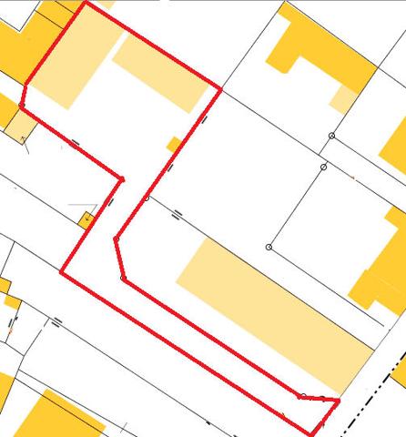A vendre à Saujon terrain plat de près de 1000 m2 en plein centre ville.