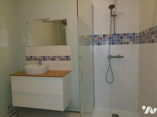 Situé Dans immeuble en copropriété, Au 1er étage, Appart de type F3 - lumineux et en parfait ét...