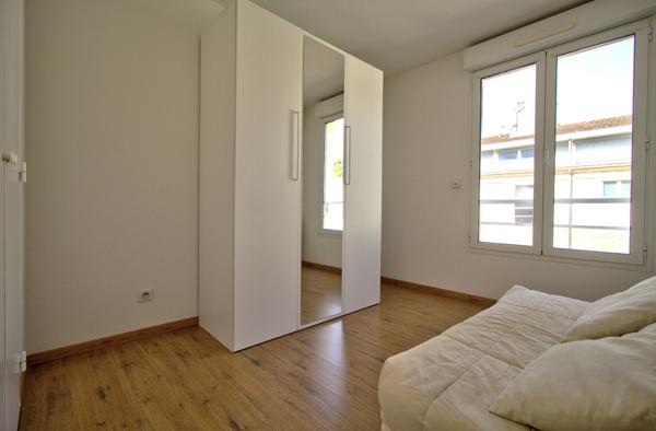 AGEN HYPER CENTRE - Appartement lumineux T3 de 70m² avec terrasses, parking et ascenseur dans une résidence sécurisée au sein d'un quartier recherché.