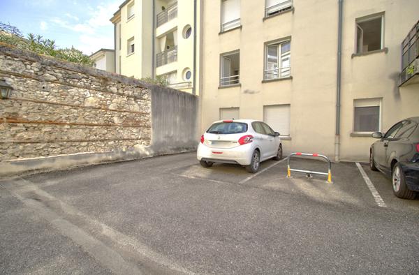 AGEN HYPER CENTRE - Appartement lumineux T3 de 70m² avec terrasses, parking et ascenseur dans une résidence sécurisée au sein d'un quartier recherché.