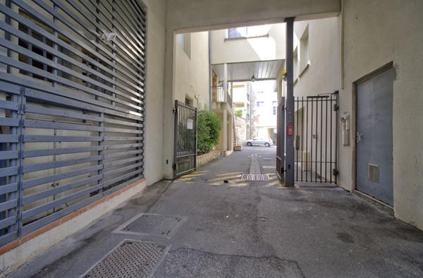 AGEN HYPER CENTRE - Appartement lumineux T3 de 70m² avec terrasses, parking et ascenseur dans une résidence sécurisée au sein d'un quartier recherché.