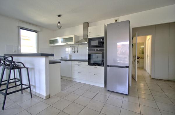 AGEN HYPER CENTRE - Appartement lumineux T3 de 70m² avec terrasses, parking et ascenseur dans une résidence sécurisée au sein d'un quartier recherché.