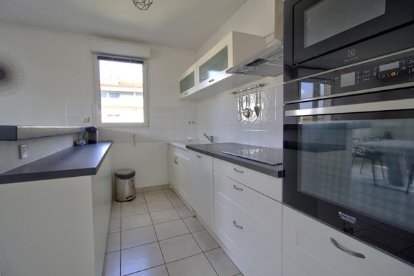 AGEN HYPER CENTRE - Appartement lumineux T3 de 70m² avec terrasses, parking et ascenseur dans une résidence sécurisée au sein d'un quartier recherché.