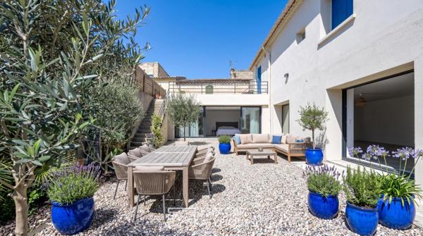 Réécriture contemporaine d’une maison de village avec cour