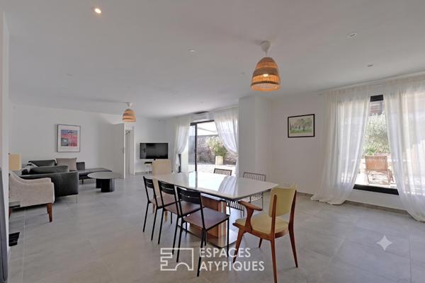 Réécriture contemporaine d’une maison de village avec cour