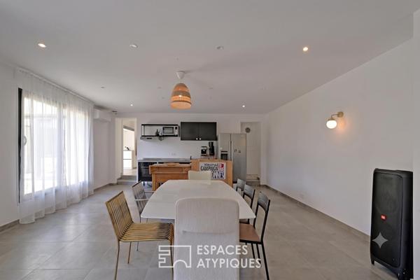 Réécriture contemporaine d’une maison de village avec cour