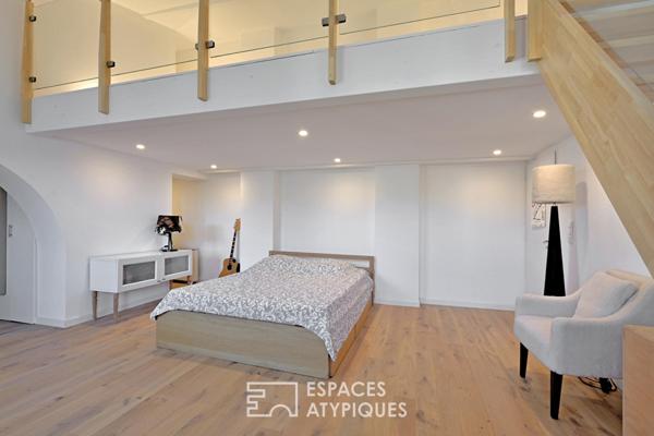Réécriture contemporaine d’une maison de village avec cour