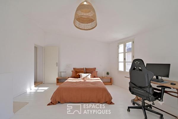 Réécriture contemporaine d’une maison de village avec cour