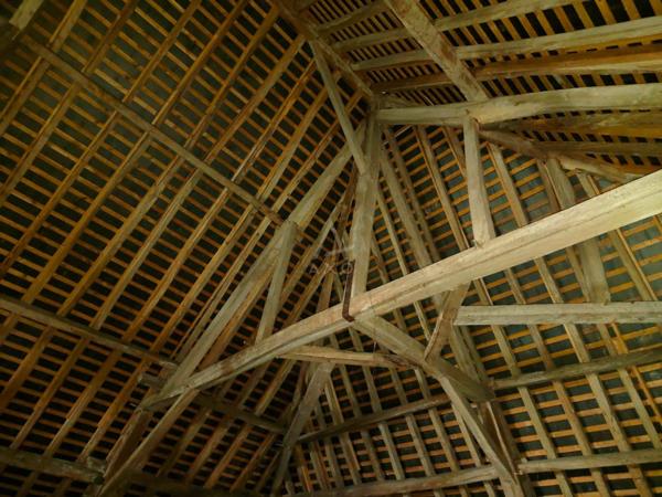 MAISON AVEC DEPENDANCES ET GRAND TERRAIN