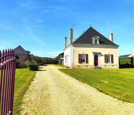 MAISON AVEC DEPENDANCES ET GRAND TERRAIN